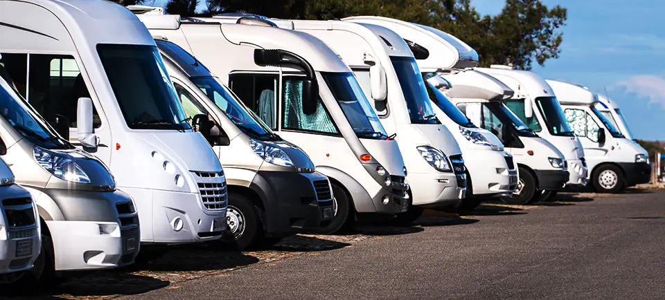 Parking dla wynajętych mikrobusów i minibusów do przewozu osób