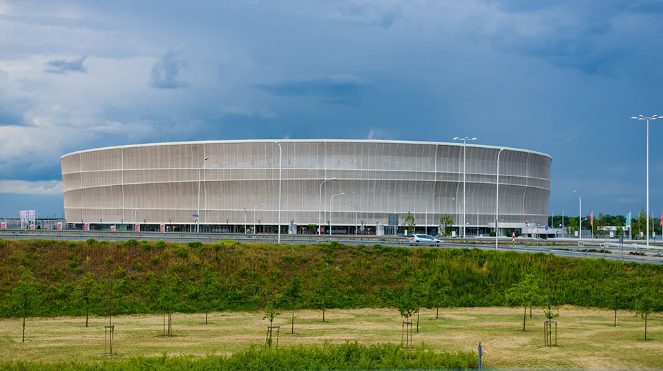 Stadion Wrocław z parkingiem dla wynajętych busów, autobusów lub autokarów