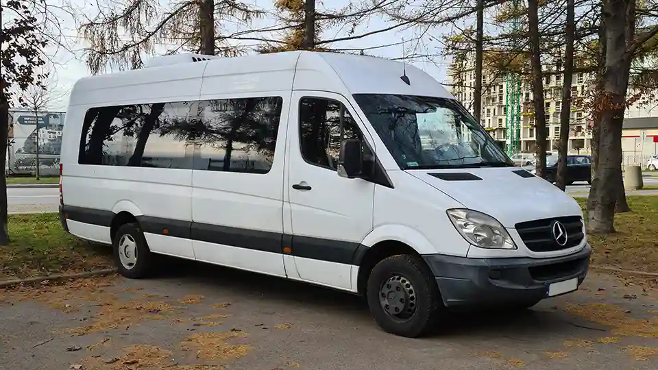 Wnętrzę wynajętego miktobusa lub minibusa